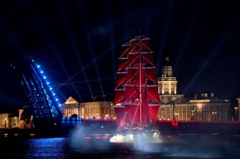 St Petersburg'da 'Scarlet Sails' festivali