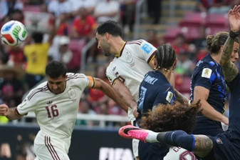 Dünya Kupası'na grup aşamasında veda eden Uruguay Milli Takımı için planlanan özel uçağın iptal edilmesi ülkede tartışma yarattı