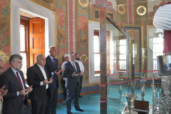 Mehmet Nuri Ersoy, Fatih Sultan Mehmed Han ve ilim dünyasının öncü isimlerinin kabirlerini ziyaret etti