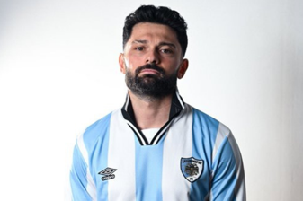 Erzurumspor’un 28 yıl sonra yeniden piyasaya sürdüğü çubuklu forma Erjantin esprilerine neden oldu