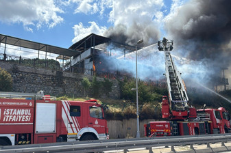 Maltepe'de restoran alev alev yandı, yangına itfaiye ekipleri müdahale ediyor