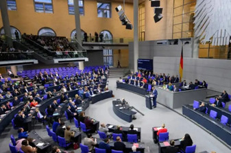 Almanya'da milletvekilleri halkla dayanışma için 500 euroluk maaş zammını oy birliğiyle reddetti