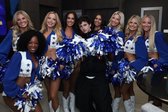 Timothée Chalamet, Dallas Cowboys Cheerleaders ile buluştu