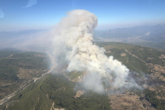 Muğla Seydikemer'de büyük orman yangını evlere ulaştı