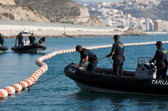 İspanya, Sebte'deki Fas sınırına 500 metre uzunluğunda yüzer bariyer kurdu