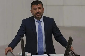 İzmir Büyükşehir Belediyesi'ne yönelik yürütülen soruşturmada Yeni Partili Veli Ağbaba'nın ağabeyi Hür Ağbaba gözaltına alındı