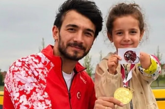 22 yıllık rekoru kıran Abdullah Ilgaz’dan anlamlı jest, şampiyonluk madalyasını kendisi gibi ampute olan Ela’ya hediye etti