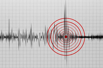 Endonezya’da 7,7 büyüklüğünde deprem meydana geldi, peş peşe artçı sarsıntılar sonrası tsunami alarmı verildi