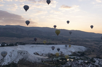 Pamukkale'de tarih, doğa ve gökyüzü buluşuyor