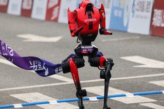 İnsansı robot Lightning, 100 metrede Usain Bolt'un 17 yıllık rekorunu geçti