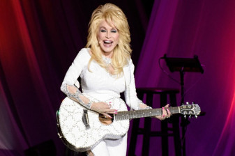 Country müziğin kraliçesi Dolly Parton hayatını kaybetti
