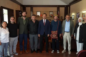 Kasımpaşa’dan yangında evini ve eserlerini kaybeden ressam Murat Melih Özen’e 500 bin liralık destek