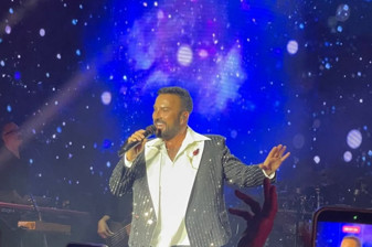 Megastar Tarkan kısa kestirdiği yeni saç stiliyle D Maris Bay'de jet-set için sahneye çıktı
