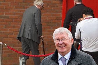 84 yaşındaki Ferguson bastonuyla stadyuma geldi, taraftarların alkışlarıyla karşılandı