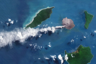 Anak Krakatau Yanardağı patladı, havalimanında uçuşlar durdu