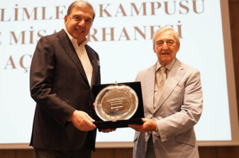 Rahmi Koç'tan Sinan Dereli'ye teşekkür plaketi, açılışla Koç Üniversitesi'nde Sinan Dereli binası hizmete girdi
