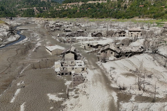 Isparta’da sular çekildi batık köy yeniden ortaya çıktı