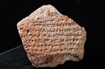 Hattuşa'da bulunan çivi yazılı tablet parçasının Kadeş Barış Antlaşması'nın nüshalarından olduğu belirlendi
