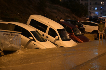 Ankara'da korkutan sel görüntüleri, yollar çöktü
