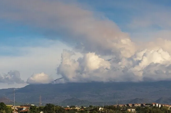 Etna Yanardağı kilometrelerce kül püskürttü, alarm 'en yüksek' seviyeye çıkartıldı