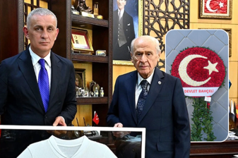 MHP Genel Başkanı Devlet Bahçeli'den TFF Başkanı İbrahim Hacıosmanoğlu'na çelenkli 'yalnız değilsin' mesajı