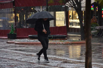 İstanbul'da sağanak hayatı olumsuz etkiliyor; su baskınları yaşandı, yollar, alt geçitler ve tüneller suyla doldu