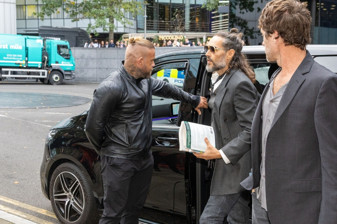 İngiliz komedyen Russell Brand, 6 kadına yönelik tecavüz ve cinsel saldırı suçlamalarıyla hâkim karşısına çıktı