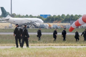 Almanya'nın Leipzig şehrindeki Halle Havalimanı'nda uçuşlar güvenlik gerekçesiyle durduruldu