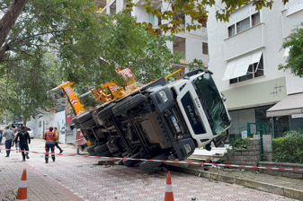 Kadıköy'de yan yatan vinç binaya ve 2 araca çarptı