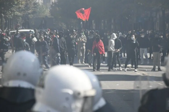 Arnavutluk'taki gösterilerde polis ve eylemciler karşı karşıya geldi