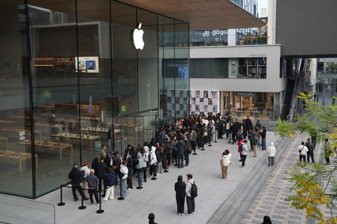 Apple'ın yeni telefonu Çin'de satışa çıktı, Pekin'de iPhone Duo kuyruğu