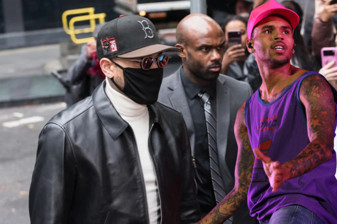Chris Brown'ın tekilalı saldırısı ertelendi