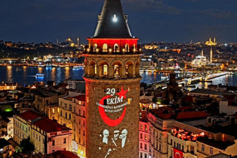 Galata Kulesi, Cumhuriyet'in 103'üncü yıl dönümünde Atatürk'ün fotoğraflarıyla aydınlatıldı