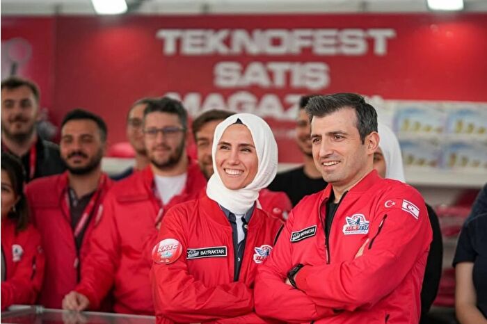 Selçuk Bayraktar'dan eşi Sümeyye Erdoğan'la TEKNOFEST pozu