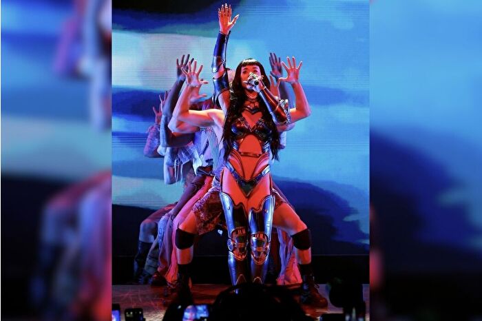 Katy Perry, konserde hayranına sarıldı: 'Bütün meselenin bu olduğunu unutma'