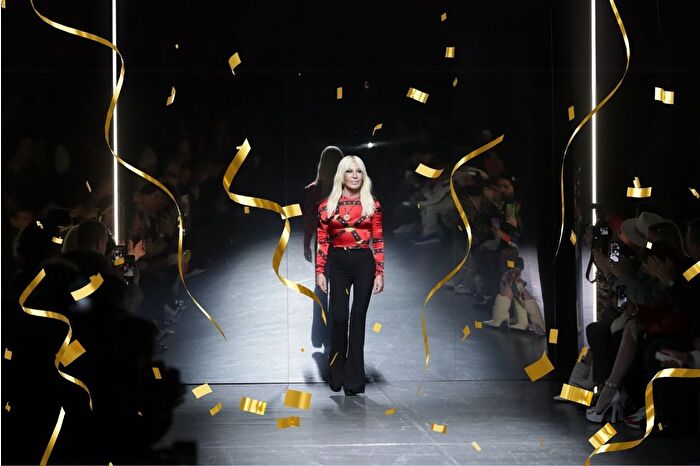 Kırmızı halıda alkışlandığı zaman da oldu, uyuşturucu batağına düştüğü de, modanın prensesi Donatella Versace bugün 70’nci yaşını kutluyor
