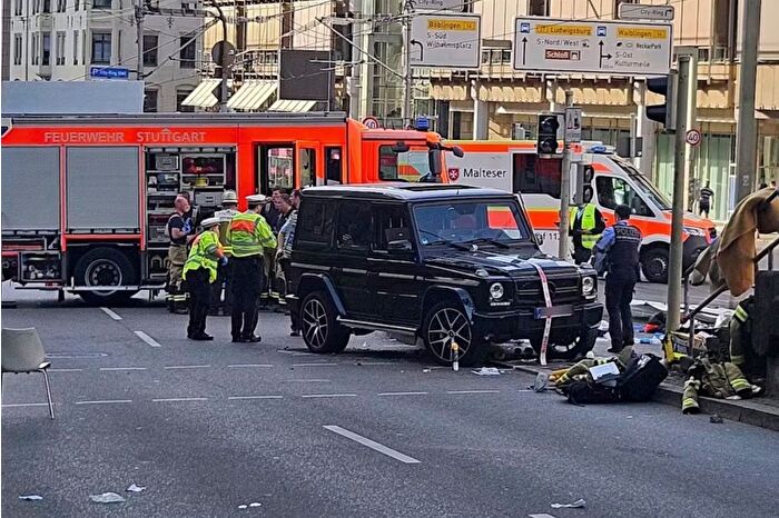 Almanya'nın Stuttgart şehrinde bir araç kalabalığın arasına daldı