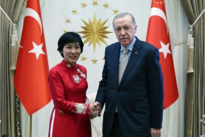 Vietnam Türkiye Büyükelçisi, 1 Mayıs'ta Cumhurbaşkanı Erdoğan'a güven mektubu sundu ve gelişen ticari ilişkilere dikkat çekerek Vietnam'a davet etti