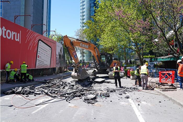 Maslak'ta çöken yolda çalışmalar bir hafta sürecek: Trafiğe dikkat