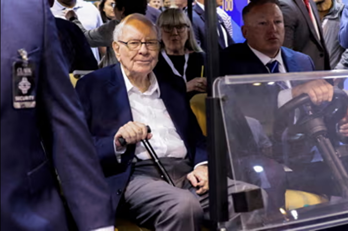 Berkshire Hathaway CEO’su Warren Buffett: Dikkatsizce satın alma yapmaktansa nakitte kalmak daha akıllıca