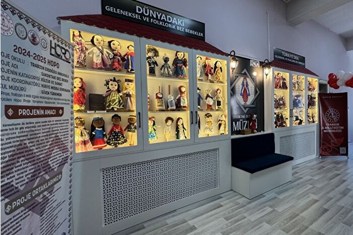Trabzon'da, 'Sandıktaki Bez Bebek' projesi kapsamında üretilen bez bebeklerin sergilendiği müze açıldı
