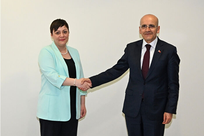 Bakan Şimşek, Endonezya Maliye Bakanı Indrawati ile görüştü