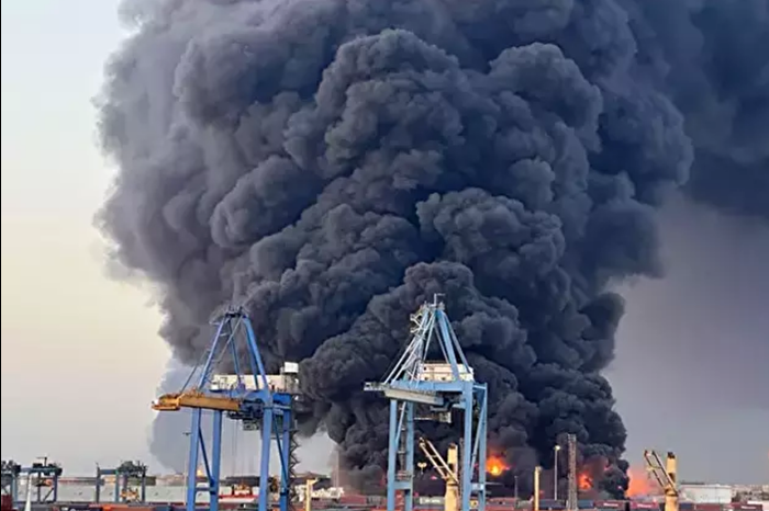Port Sudan'daki Güney Limanı'nda patlama ve yangın