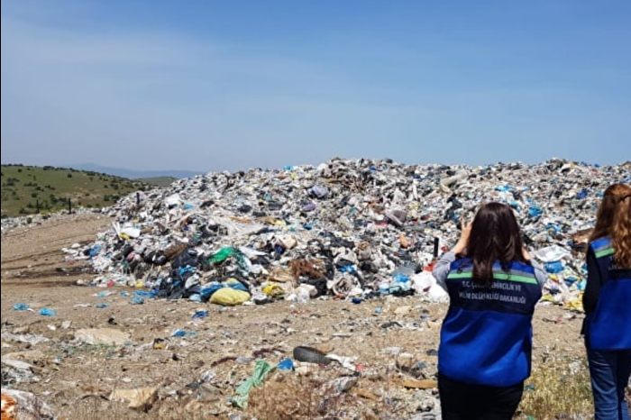 Bakanlıktan İzmir Büyükşehir Belediyesi'ne 3 milyon 739 bin liralık 'çöp depolama' cezası