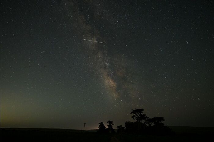 Gökyüzünde şölen: Point Reyes’te Eta Aquarid meteor yağmuru ve samanyolu buluşması