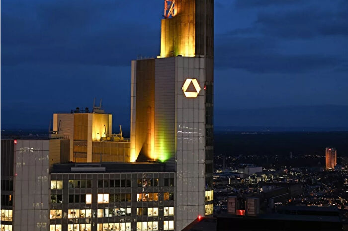 Commerzbank, 2025 ilk çeyrekte beklentilerin üzerinde 834 milyon euro net kar açıkladı