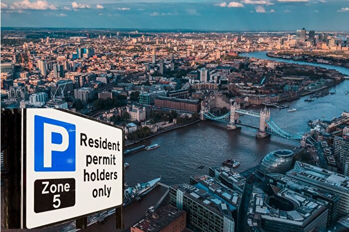 İngiltere'nin oturma izni olan ve ülkede iş yapanlara yönelik yüksek vergi kararı, Türk iş insanlarını Londra'yı terk etmeye zorluyor