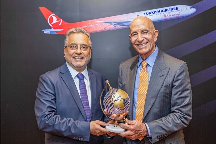 ABD Ankara Büyükelçisi Thomas Barrack, Türk Hava Yolları'nı ziyaret etti Ahmet Bolat'la görüştü