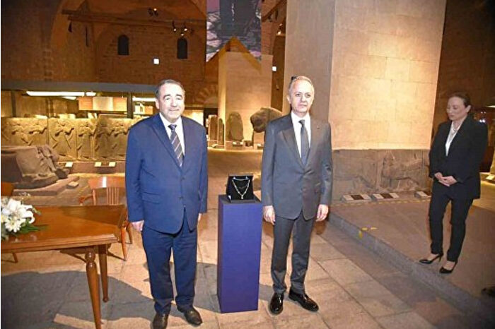 Türkiye, Peru'nun kuzey kıyılarında antik dönemde hüküm süren Moche (Mochica) kültürüne ait tarihi kolyeyi iade etti
