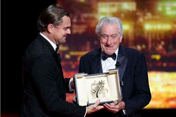 Leonardo DiCaprio 2025 Cannes Film Festivali'nde Robert De Niro'ya Altın Palmiye ödülünü takdim etti
